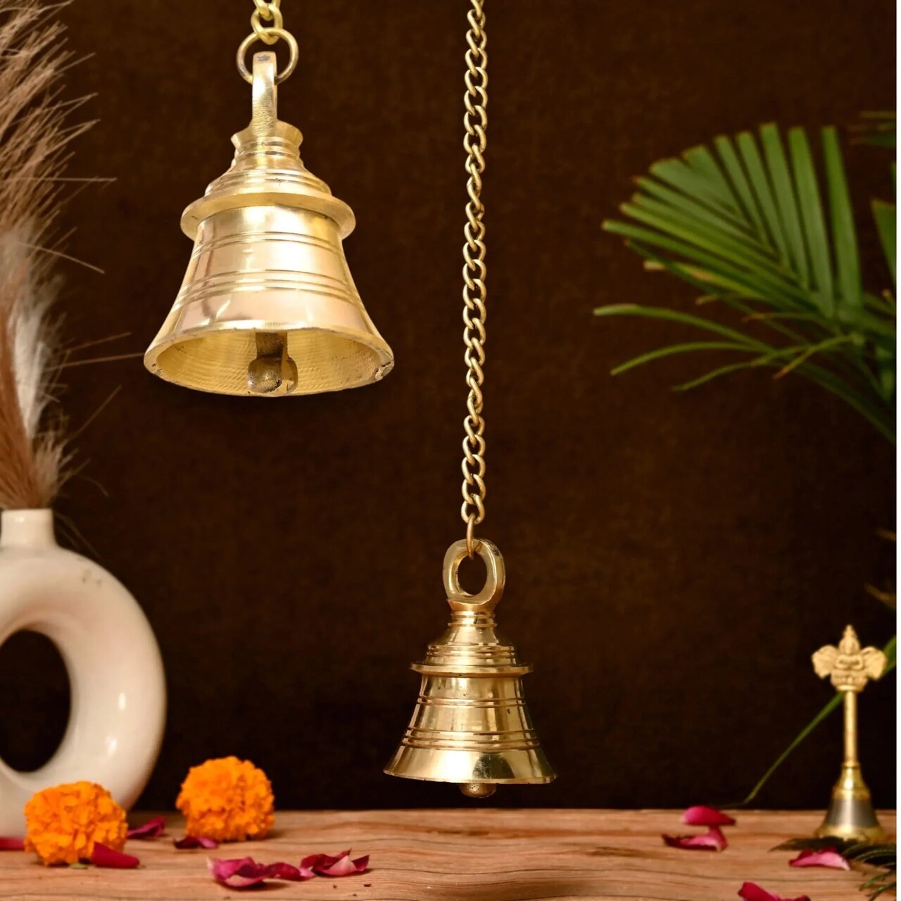 Hanging Brass Bell Hindu Religious Temple Pooja Ghanti with Chain Indian Mandir Decor Wall Mounted Temple Ghanta Ritual Outdoor Indoor Jingle Bell Housewarming Gift